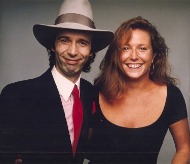 La costumista Francesca Livia Sartori accanto a Roberto Benigni sul set di Johnny Stecchino.