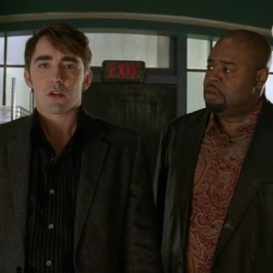 Lee Pace e Chi McBride in una scena dell'episodio 'Il dono della vita' della serie tv Pushing Daisies