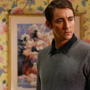 Lee Pace in una scena del pilot della serie tv Pushing Daisies: Il ritorno di Chuck