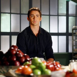 Lee Pace in una scena del primo episodio della serie tv Pushing Daisies: Il ritorno di Chuck