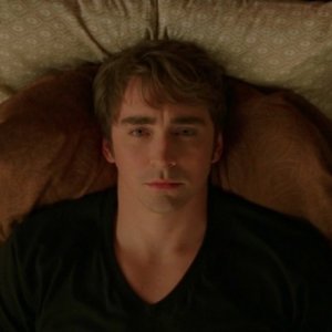 Lee Pace in una scena dell'episodio 'Il super cane' della serie tv Pushing Daisies