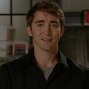 Lee Pace in una scena dell'episodio 'Il Tarassaco' della serie tv Pushing Daisies