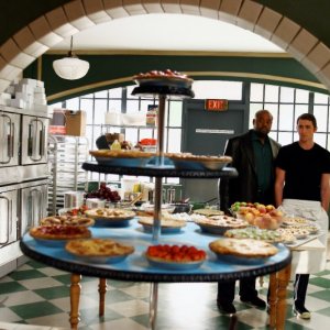 Lee Pace indieme a Chi McBride in una scena della serie tv Pushing Daisies, episodio: Il ritorno di Chuck