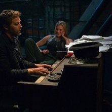Roark Critchlow e Katee Sackhoff in una scene dell'episodio 'Someone to Watch Over Me' della quarta stagione di Battlestar Galactica