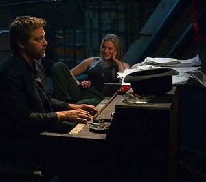 Roark Critchlow e Katee Sackhoff in una scene dell'episodio 'Someone to Watch Over Me' della quarta stagione di Battlestar Galactica