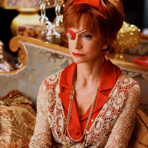 Swoosie Kurtz in una scena del pilot della serie tv Pushing Daisies: Il ritorno di Chuck