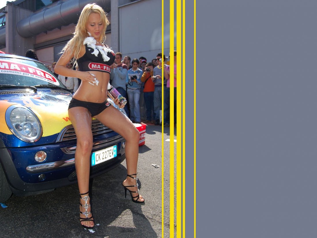 Un Sexy Wallpaper Di Laura Drzewicka La Barbie Girl Del Grande Fratello 9 In Versione Car Wash 107000