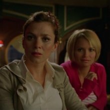 Anna Friel insieme a Kristin Chenoweth in una scena dell'episodio 'Il profumo del successo' della serie tv Pushing Daisies