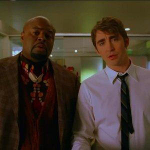 Chi Mc Bride e Lee Pace in un momento dell'episodio 'Corpo Surgelato' della serie tv Pushing Daisies