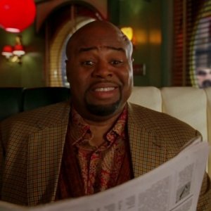 Chi McBride in una scena dell'episodio 'Amare Delizie' della prima stagione di Pushing Daisies