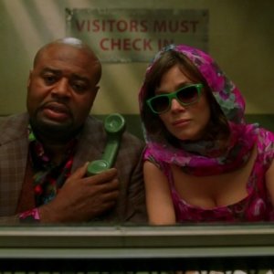 Chi McBride insieme alla collega Anna Friel in una scena dell'episodio 'Amare Delizie' della prima stagione di Pushing Daisies