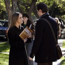 David Conrad (di spalle) e Jennifer Love Hewitt in una scena dell'episodio Greek Tragedy della quarta stagione del serial Ghost Whisperer