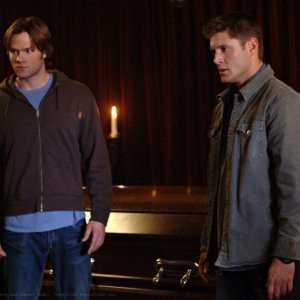 Jared Padalecki e Jensen Ackles in un momento dell'episodio Death Takes a Holiday di Supernatural