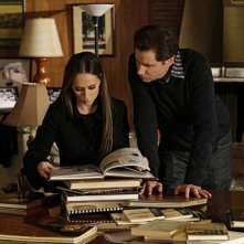 Jennifer Love Hewitt E Jamie Kennedy In Una Scena Dell Episodio Greek Tragedy Della Serie Ghost Whisperer 107148