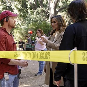 Jennifer Love Hewitt sul set dell'episodio Body of Water (da lei diretto) della quarta stagione di Ghost Whisperer