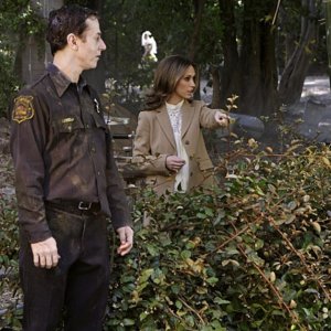 Jennifer Love Hewitt sul set dell'episodio Body of Water (da lei diretto) della quarta stagione di Ghost Whisperer