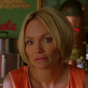 Kristin Chenoweth in una scena dell'episodio 'Amare Delizie' della prima stagione di Pushing Daisies