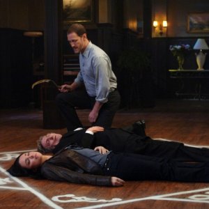 Lindsey McKeon, John Burnside e Christopher Heyerdahl in una scena dell'episodio Death Takes a Holiday di Supernatural