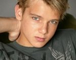 Max Thieriot nel cast di Chloe