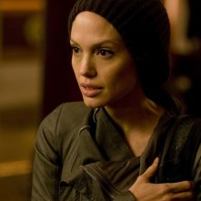 Angelina Jolie, protagonista di Salt, in un'intensa immagine
