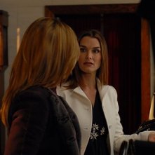 Brooke Shields e di spalle Kim Raver in una scena dell'episodio 'Chapter Six: Take the High Road' della prima stagione di Lipstick Jungle