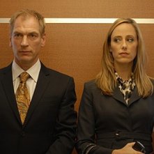 Julian Sands e Kim Raver nell'episodio 'Chapter two: Nothing Sacred' della serie tv Lipstick Jungle