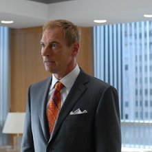 Julian Sands nel ruolo di Hector nell'episodio 'Chapter two: Nothing Sacred' della serie tv Lipstick Jungle