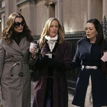 Kim Raver, Brooke Shields e Lindsay Price in una scena dell'episodio 'Chapter Seven: Carpe Threesome' della serie tv Lipstick Jungle