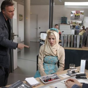 Massimo Ghini, Ailyn Tezel e Jeanette Hain in una scena del tv-movie Sui tuoi passi