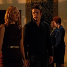 Robert Buckley insieme a  Kim Raver in una scena dell'episodio 'Chapter Six: Take the High Road' della prima stagione di Lipstick Jungle