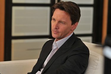 Andrew McCarthy in una scena dell'episodio 'Chapter Thirteen: The Lyin', The Bitch and the Wardrobe' della serie tv Lipstick Jungle