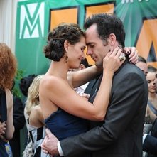 Brooke Shields con Paul Blackthorne allacciati in un romantico lento nell'episodio ' Chapter Fourteen: Let the Games Begin ' della serie tv Lipstick Jungle