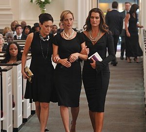 Brooke Shields, Lindsay Price e Kim Raver nell'episodio 'Chapter Eight: Pandora's Box' della serie Lipstick Jungle