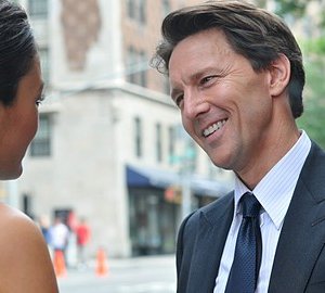 Lindsay Price e Andrew McCarthy in una scena dell'episodio 'Chapter Eight: Pandora's Box' della serie Lipstick Jungle