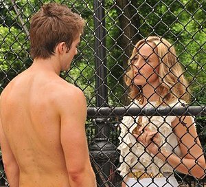 Robert Buckley e Kim Raver nell'episodio 'Chapter Eight: Pandora's Box' della serie Lipstick Jungle