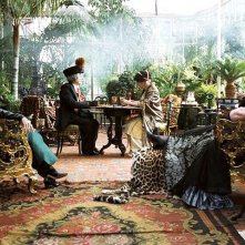 Kathy Bates e la sua ospite Michelle Pfeiffer nella lusssureggiante serra