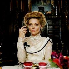La pensierosa Michelle Pfeiffer a tavola in una scena di Cherì