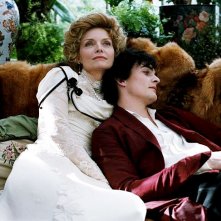 Michelle Pfeiffer e Rupert Friend amanti sfortunati in Cherì