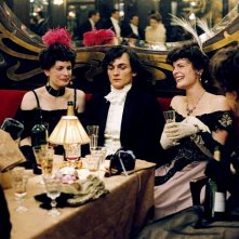 Rupert Friend beato tra le donne in Cherì