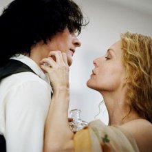 Rupert Friend e la bella Michelle Pfeiffer si scambiano tenerezze in una scena di Cherì