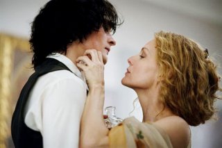 Rupert Friend e la bella Michelle Pfeiffer si scambiano tenerezze in una scena di Cherì