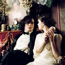 Rupert Friend e la sposina novella Felicity Jones in Cherì