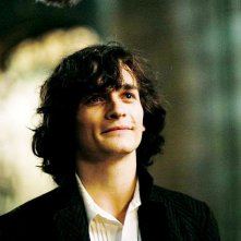 Un primo piano di Rupert Friend in Cherì