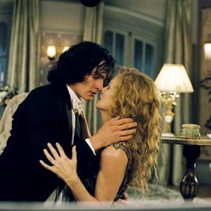 Baci focosi tra Michelle Pfeiffer e il suo giovane amante Rupert Friend