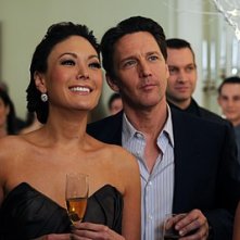 Andrew McCarthy e Lindsay Price alla festa di fidanzamento nell'episodio 'Chapter Twenty: La Vie En Pose' della serie Lipstick Jungle