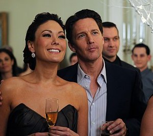 Andrew McCarthy e Lindsay Price alla festa di fidanzamento nell'episodio 'Chapter Twenty: La Vie En Pose' della serie Lipstick Jungle