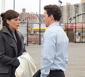 Andrew McCarthy e Lindsay Price discutono della loro relazione nell'episodio 'Chapter Nineteen: Lovers' Leap' della serie Lipstick Jungle