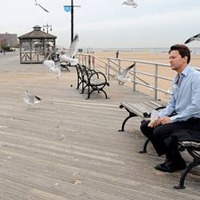 Andrew McCarthy riflette sui suoi guai finanziari nell'episodio 'Chapter Nineteen: Lovers' Leap' della serie Lipstick Jungle