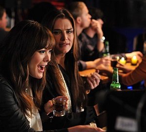Brooke Shields e Lindsay Price nell'episodio 'Chapter Nineteen: Lovers' Leap' della serie Lipstick Jungle