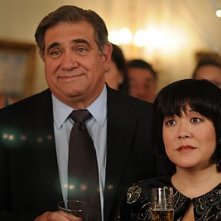 Dan Lauria e Ann Harada nell'episodio 'Chapter Twenty: La Vie En Pose' della serie Lipstick Jungle